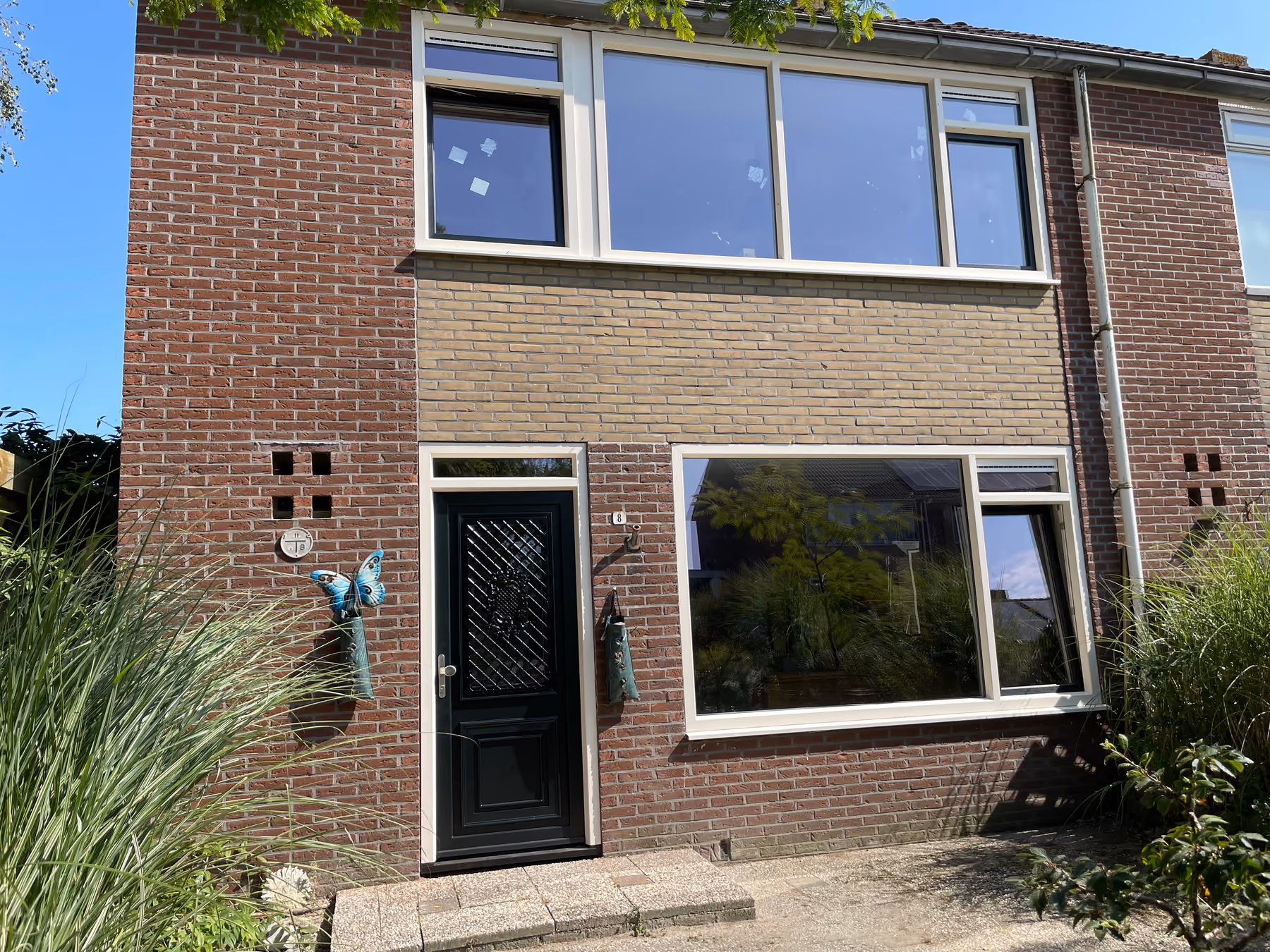 Voorgevel van een woning met nieuwe kozijnen