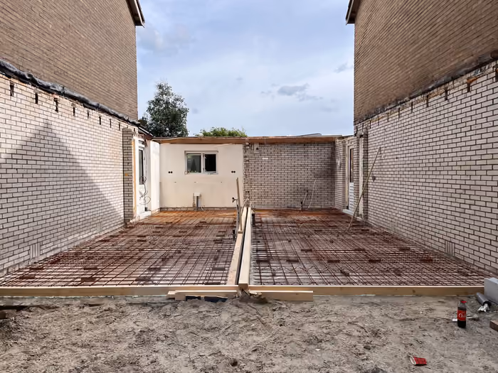 Wapeningsnet over de volledige vloer van de aanbouw tussen twee zijgevels