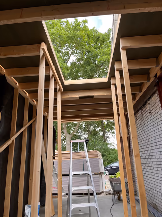 Houten regelwerk met een sparing voor een lichtkoepel in het dak