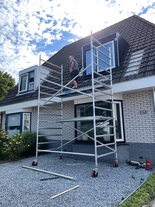 Rolsteiger voor de woning tijdens werk aan de nieuwe dakkapel