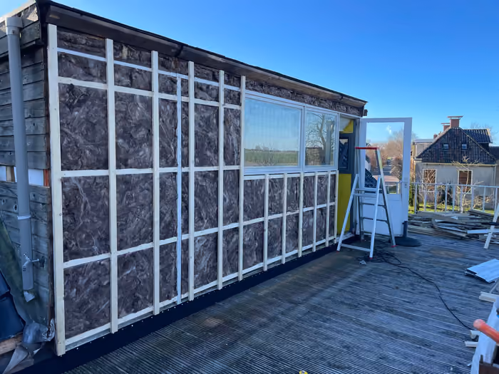 Dakopbouw met houten regelwerk en isolatie tussen de stijlen