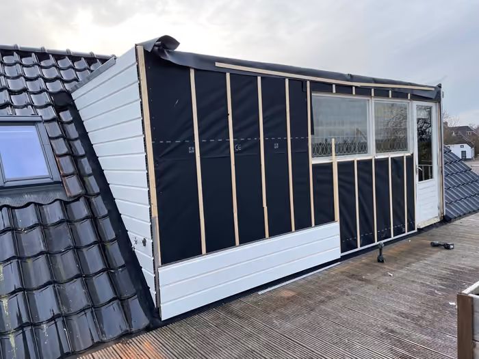 Dakopbouw met zwarte dampopen folie en houten regelwerk, deels beplaat