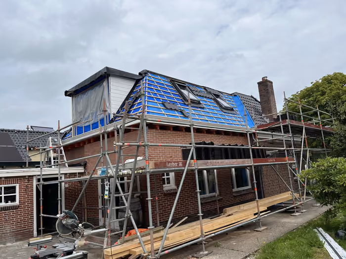 Woning in de steigers met gestript dak en ingepakte dakkapel