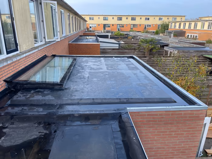 Afgewerkt plat dak met daklicht en aluminium randafwerking