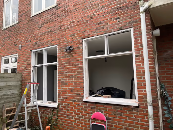 Twee gevelopeningen met verwijderde ramen tijdens het vervangen van de kozijnen