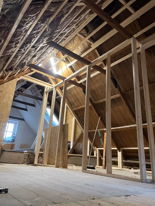 Zolder met oud houten dakbeschot, isolatie en nieuw houten regelwerk