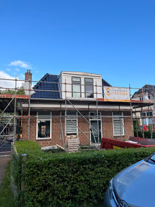 Woning in de steigers met nieuwe dakkapel en zonnepanelen op het dak