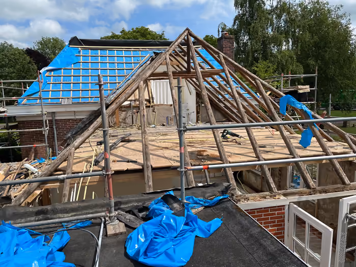 Open kapconstructie van rondhouten spanten met steigers eromheen