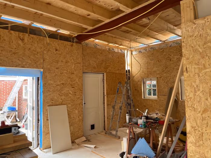 Ruimte met OSB-beplating, stalen ligger en houten balklaag in het plafond