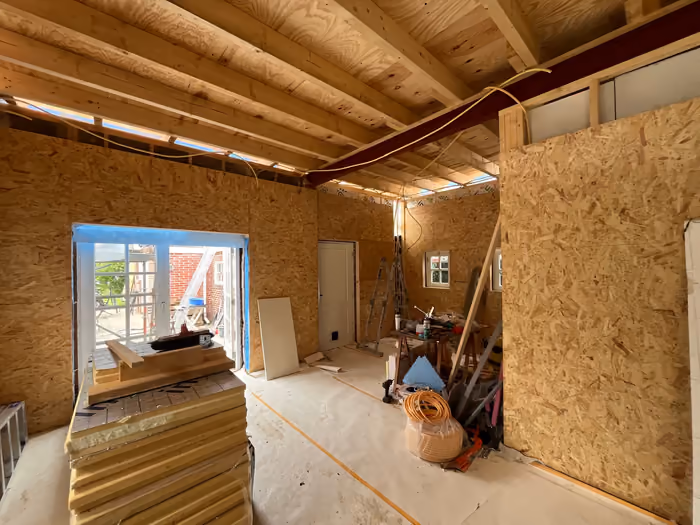 Interieur met OSB-wanden, houten balklaag en isolatieplaten op de vloer
