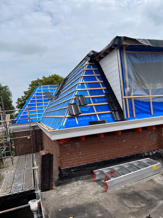 Dakkapel met zeil, panlatten op folie en zwarte dakdoorvoeren