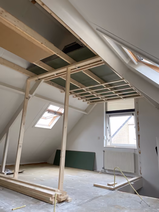 Houten regelwerk voor verlaagd plafond met isolatieplaten, dakramen in de kap